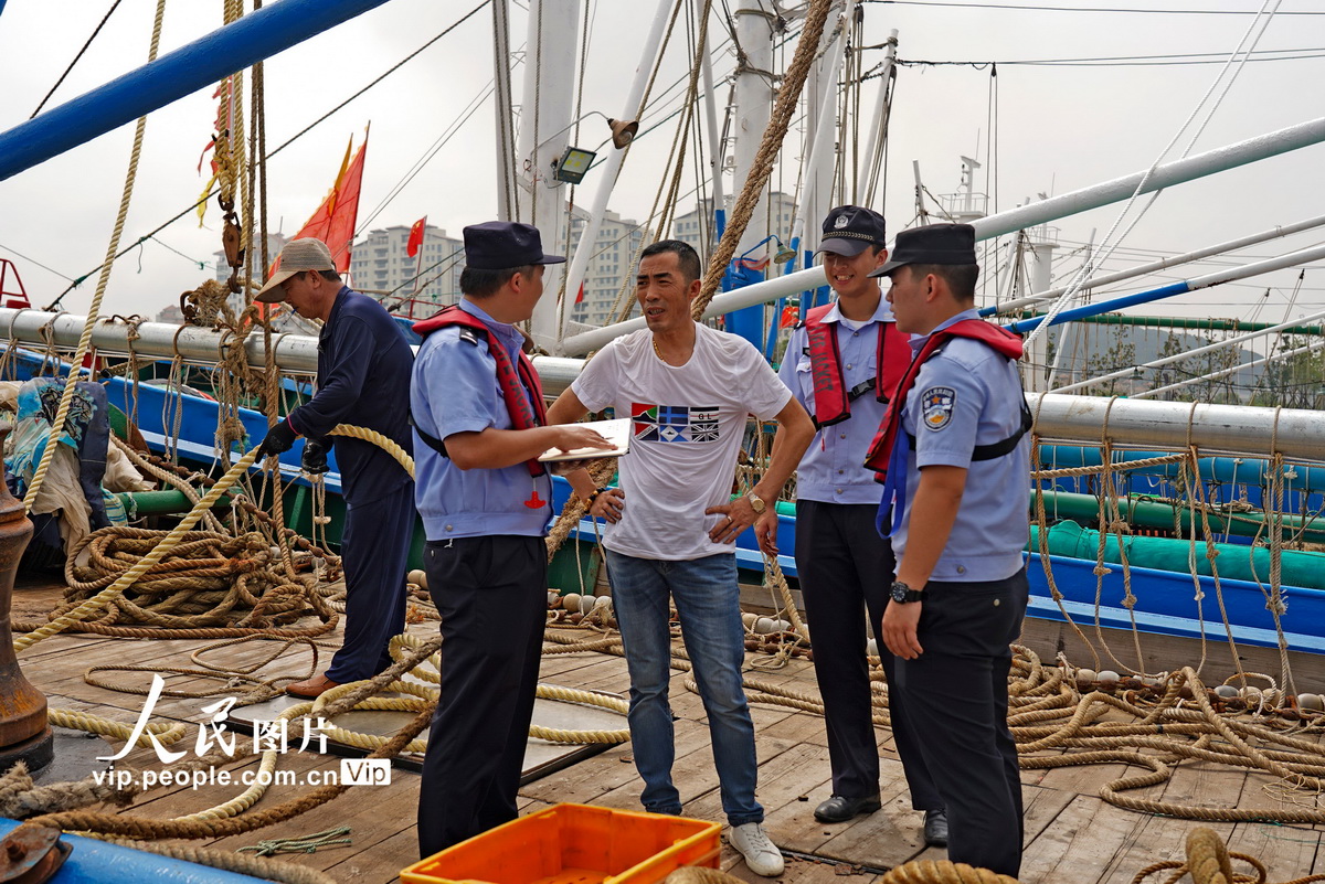 7月30日，浙江省舟山市公安局普陀區分局船管民警登上漁船，開展安全生產知識和法律宣傳工作。