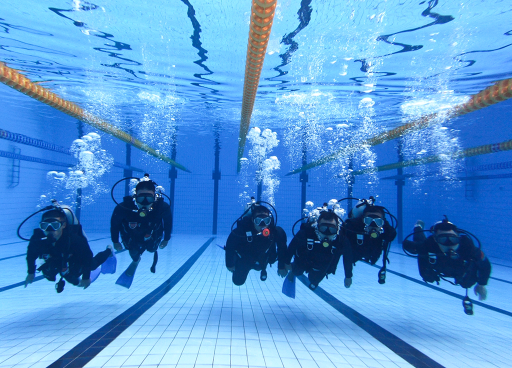 7月30日，在武警重慶總隊船艇支隊，潛水員在進行潛水訓練。新華社發（唐志勇 攝）