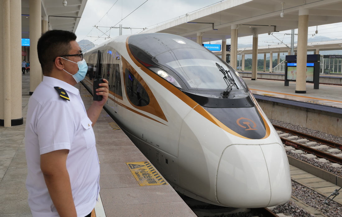 8月3日，朝凌高鐵首趟從錦州北站發車駛向大連方向的G9147次列車即將發車，工作人員在旁進行准備工作。