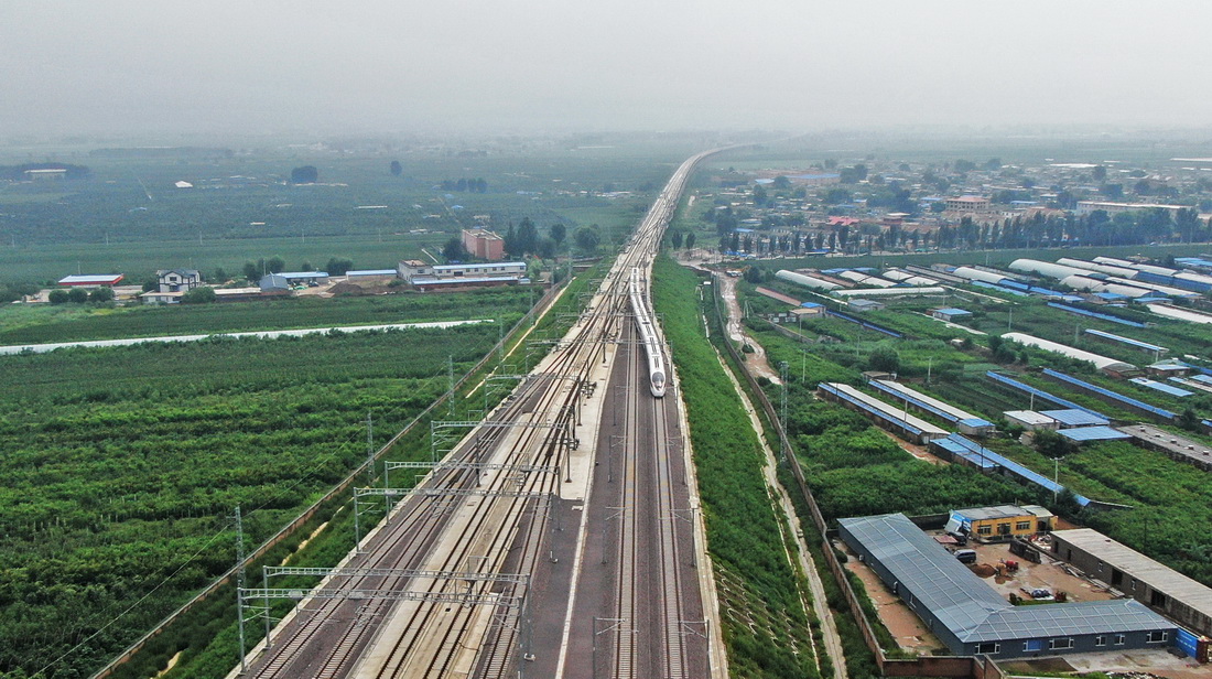 這是8月3日拍攝的朝凌高鐵首趟從錦州北站發車駛向大連方向的G9147次列車（無人機照片）。