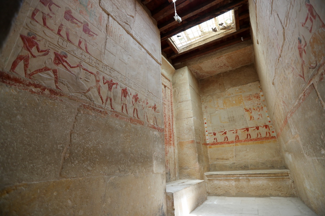 这是8月3日在埃及首都开罗以南的塞加拉地区一个官员墓内拍摄的彩绘浮雕壁画。