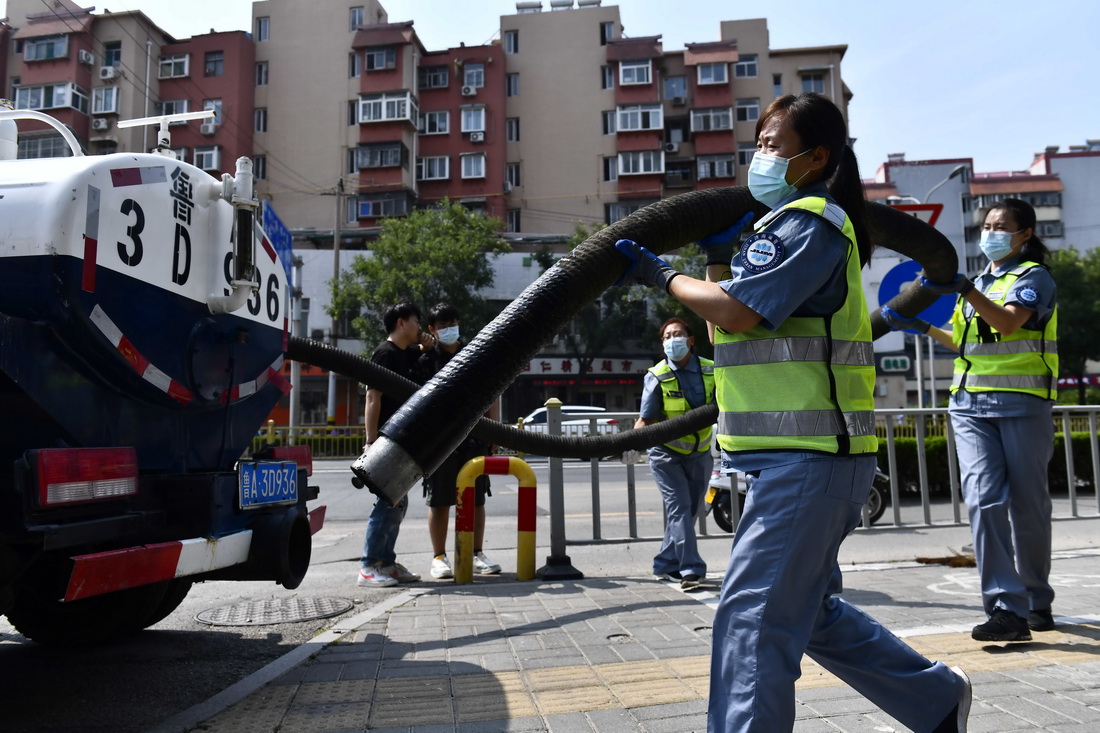 8月4日，濟南市城管局城肥清運管理一處女子清疏班在中大槐樹街道作業。