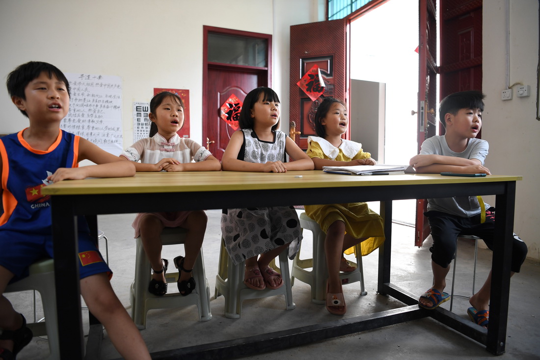 8月3日，低龄阶段的孩子们跟着周伟杰学唱歌曲。新华社记者 黄博涵 摄