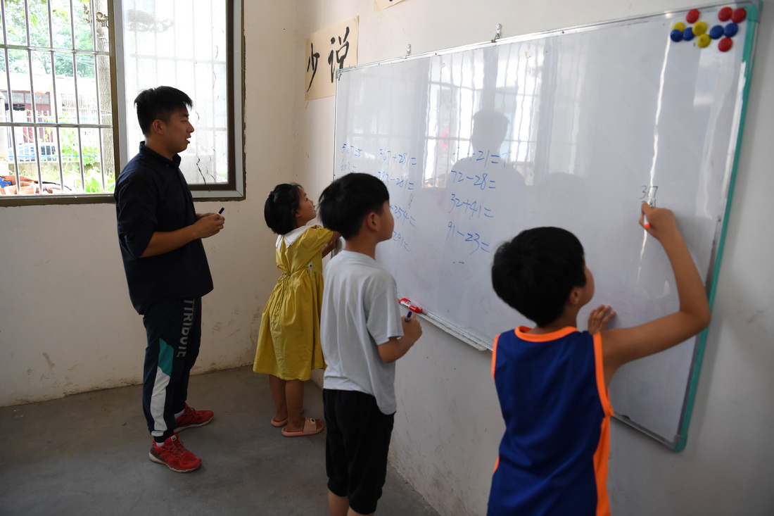 8月3日，周伟杰在自家堂屋改造成的教室里给孩子们上课。新华社记者 刘军喜 摄