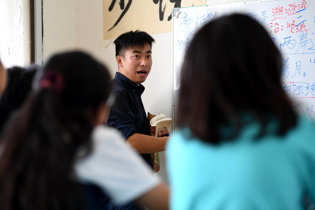 8月3日，周伟杰在自家堂屋改造成的教室里给孩子们上课。新华社记者 刘军喜 摄