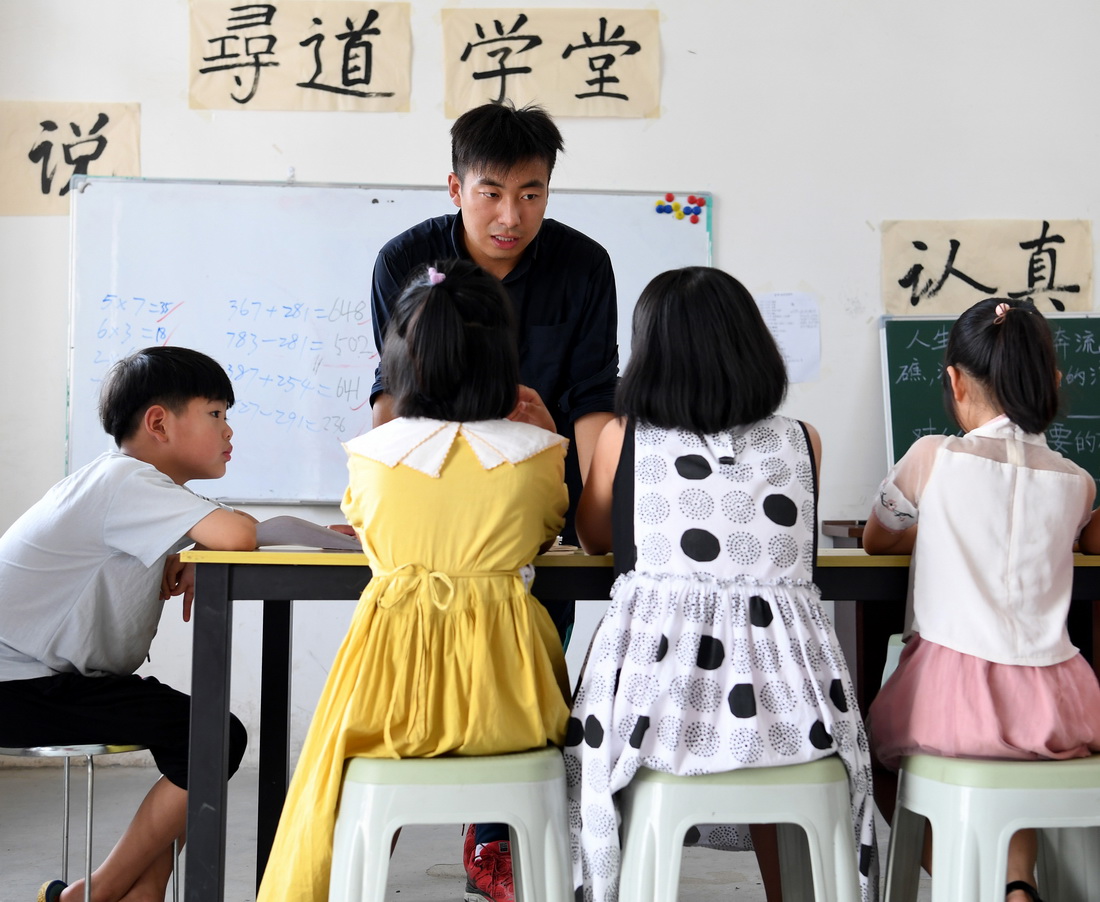 8月3日，周伟杰在自家堂屋改造成的教室里给孩子们上课。新华社记者 黄博涵 摄