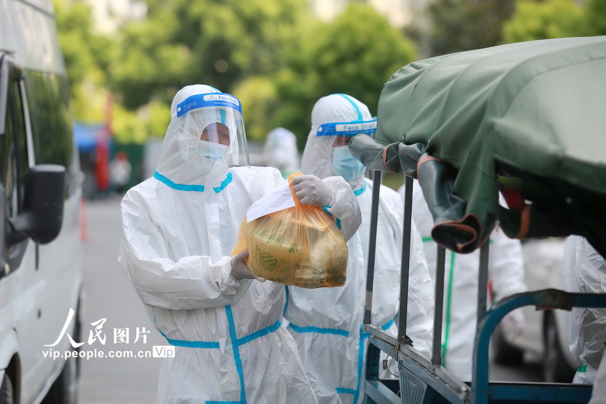 2021年8月6日，江苏省扬州市广陵区汤汪乡杉湾花园社区防疫志愿者为居民配送生活物资。