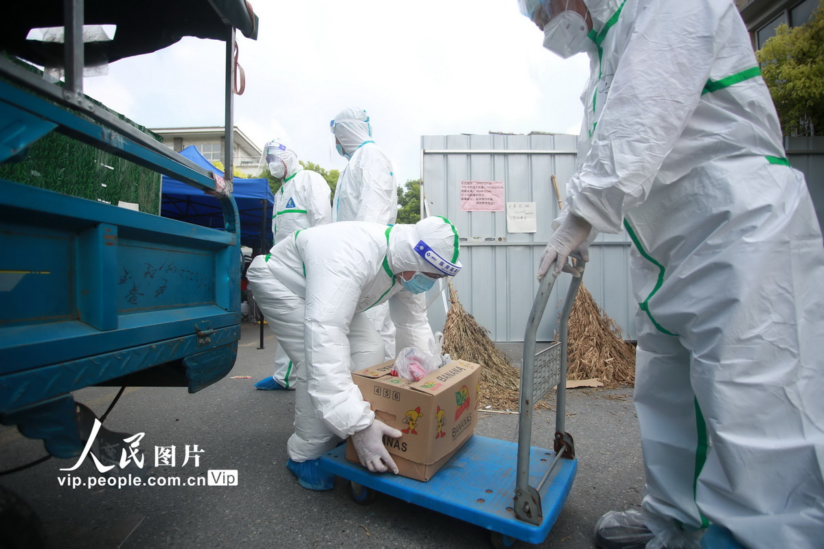 2021年8月6日，江苏省扬州市广陵区汤汪乡杉湾花园社区防疫志愿者运送小区居民订购的物品。