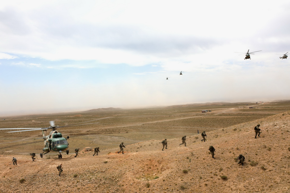 前期训练中，参加“西部・联合-2021”演习的俄方官兵乘坐中方直升机实施机降训练（8月3日摄）。新华社发（王连彬 摄）