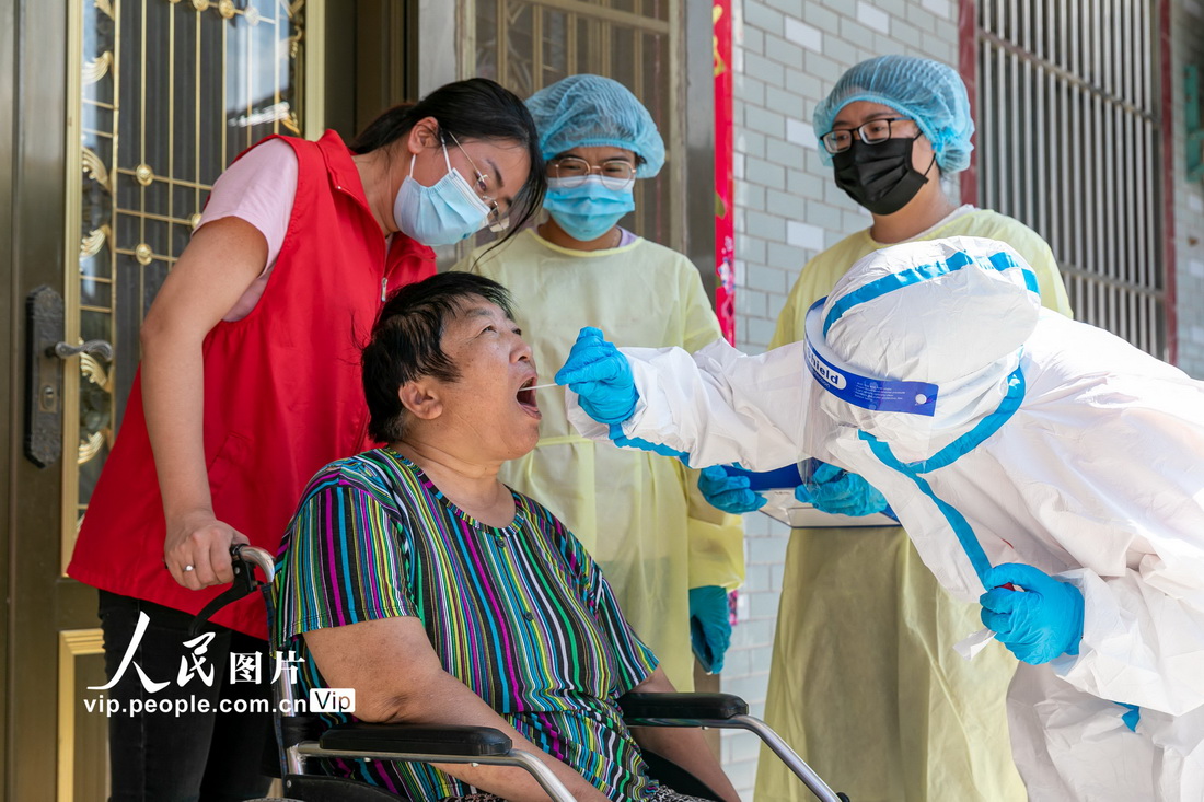 江蘇海安：志願者上門進行核酸檢測採樣