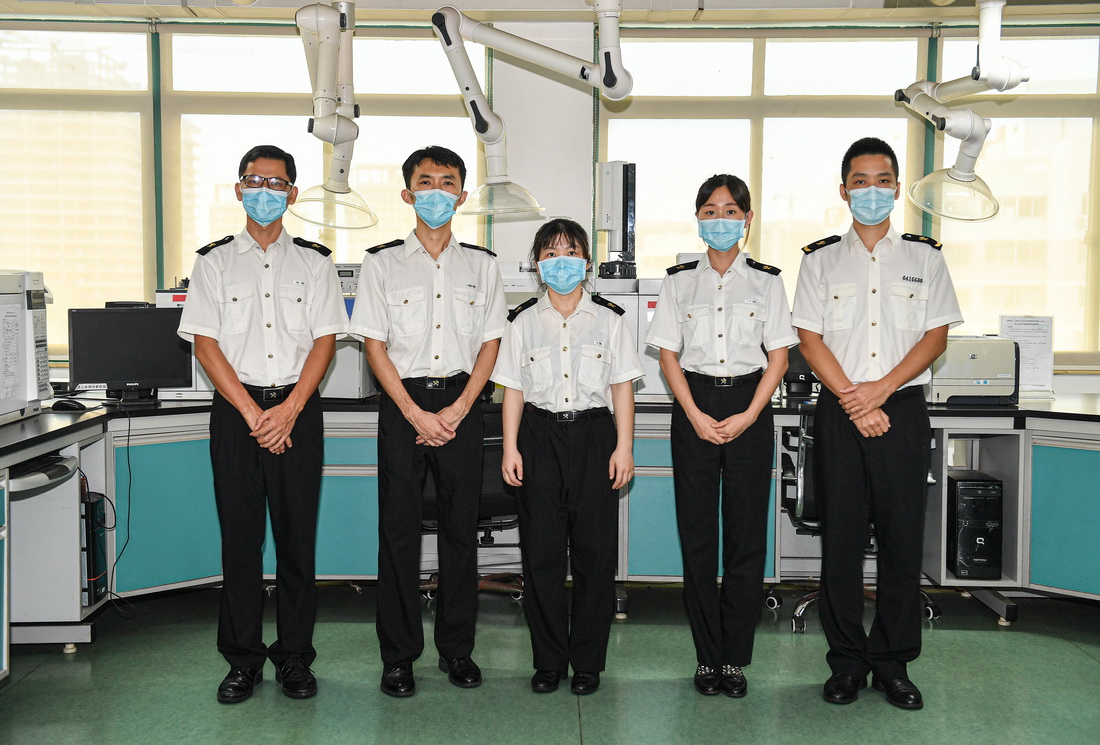 这是8月5日在海口海关技术中心实验室拍摄的部分工作人员，从左至右为王史、吴维川、陈淑娟、候德莉和黄圣南。