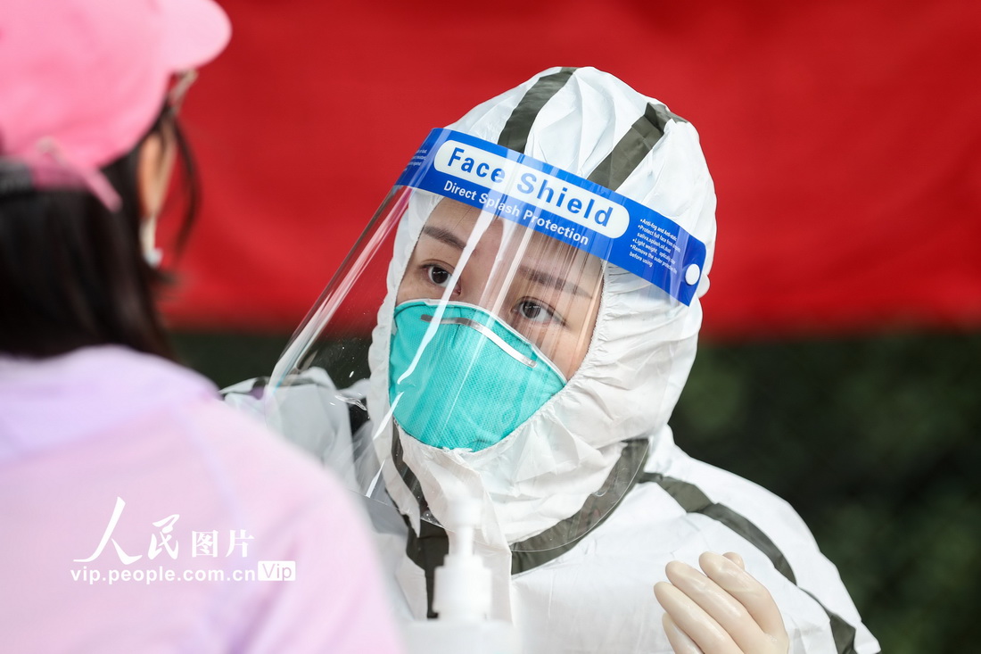 8月9日拍攝於揚州邗江區邗江中學檢測點，醫護人員正在為居民進行核酸採樣。