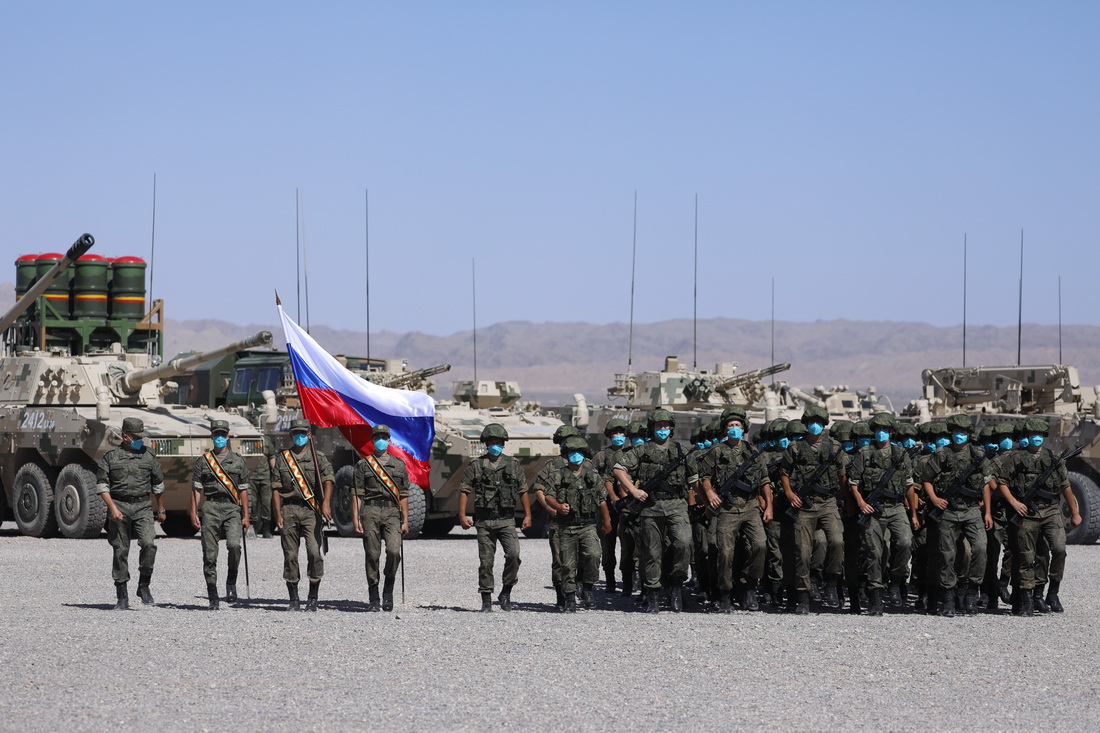 8月9日，俄方護旗隊和陸軍方隊在“西部·聯合-2021”演習開始儀式上列隊。新華社記者 劉芳 攝