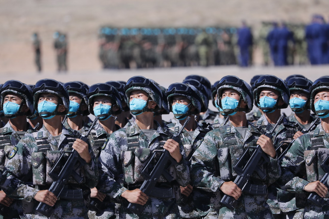 8月9日在“西部·聯合-2021”演習開始儀式分列式上拍攝的陸軍防空兵部隊方隊。新華社記者 劉芳 攝