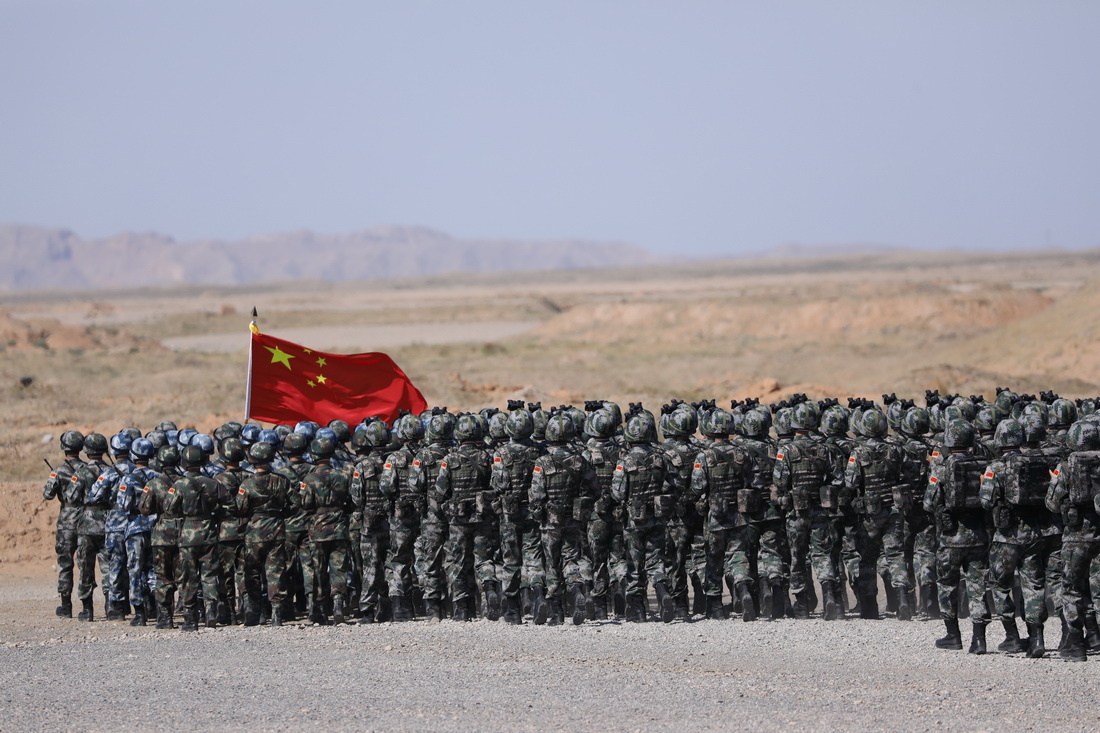 8月9日在“西部·聯合-2021”演習開始儀式分列式上拍攝的地面方隊。新華社記者 劉芳 攝