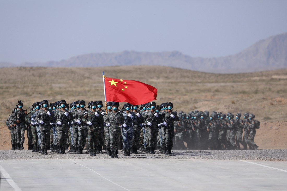 8月9日在“西部·聯合-2021”演習開始儀式分列式上拍攝的中方護旗兵和儀仗方隊。新華社記者 劉芳 攝