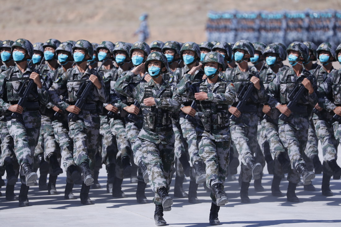 8月9日在“西部·聯合-2021”演習開始儀式分列式上拍攝的陸軍炮兵部隊方隊。新華社記者 劉芳 攝