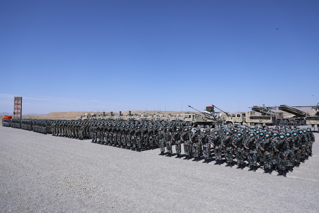 8月9日，中俄兩軍地面方隊在“西部·聯合-2021”演習開始儀式上整齊列隊。新華社記者 劉芳 攝