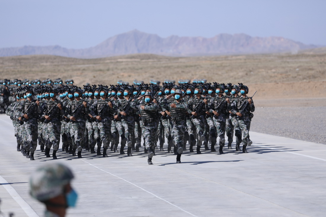 8月9日在“西部·聯合-2021”演習開始儀式分列式上拍攝的陸軍合成部隊方隊。新華社記者 劉芳 攝