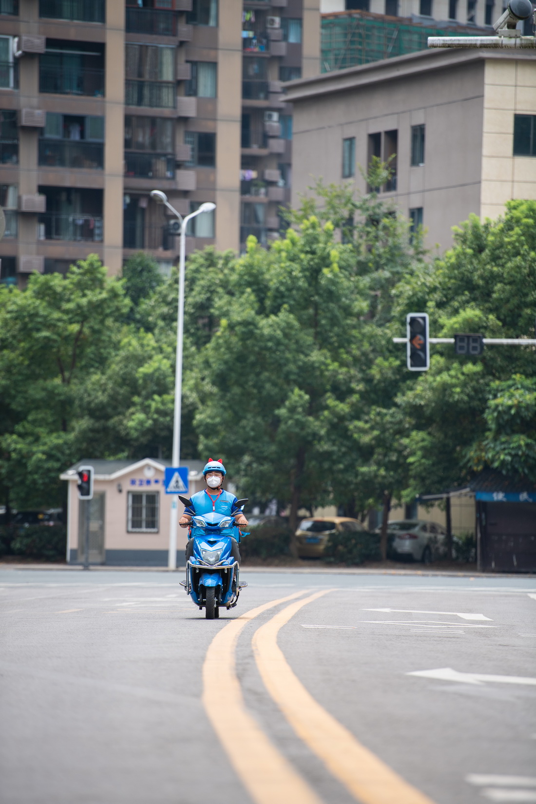 8月9日，在张家界永定区永定街道，外卖员燕赢召在骑车送外卖的路上。