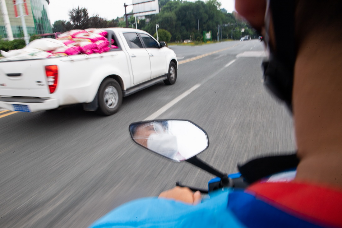 8月9日，在张家界永定区官黎坪街道，外卖员燕赢召在骑车送外卖的路上。