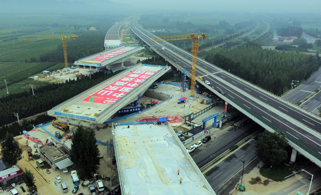 8月9日，跨京沪铁路双T构转体桥开始转体（无人机照片）。