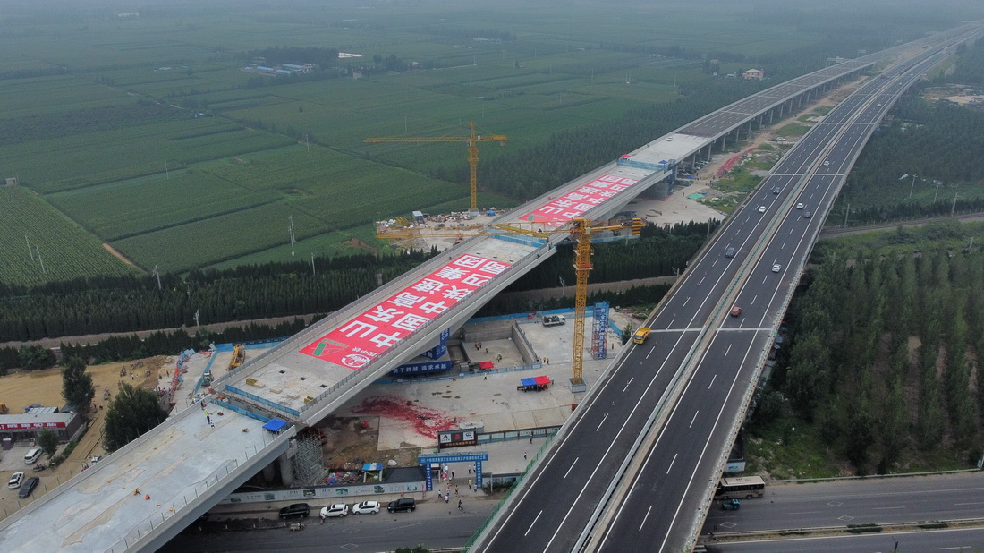 8月9日，跨京沪铁路双T构转体桥顺利完成双转体施工（无人机照片）。