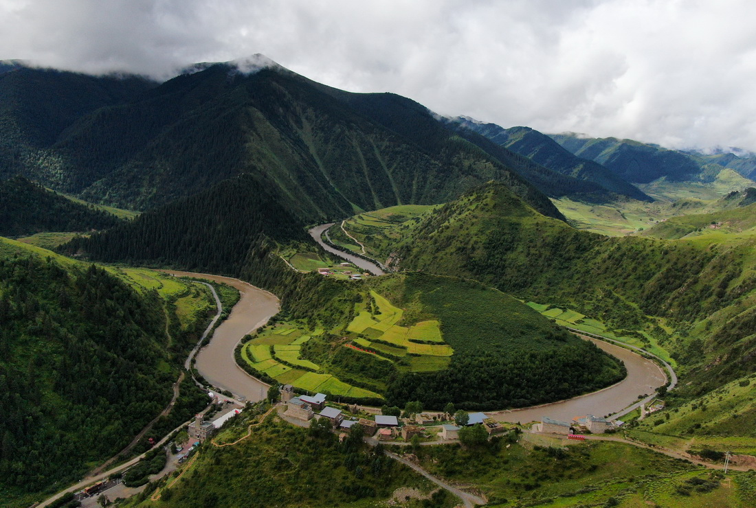 這是8月7日在青海省果洛藏族自治州班瑪縣境內拍攝的瑪可河（無人機照片）。新華社記者 張龍 攝