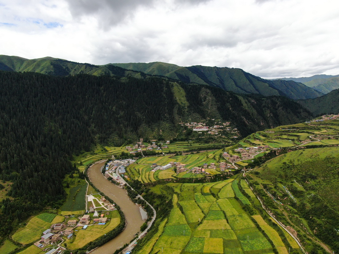 這是8月7日在青海省果洛藏族自治州班瑪縣境內拍攝的村庄景色（無人機照片）。新華社記者 張龍 攝