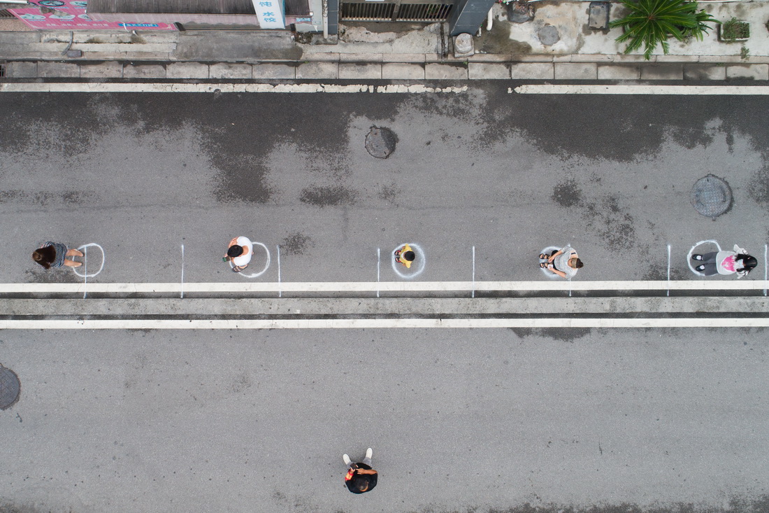 8月10日，在張家界市永定區官黎坪街道，居民排隊等待做核酸檢測（無人機照片）。