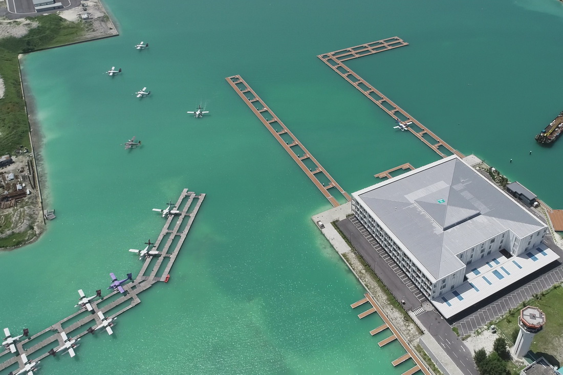 這是2021年6月30日在馬累用無人機拍攝的馬爾代夫維拉納國際機場水上飛機航站樓項目。