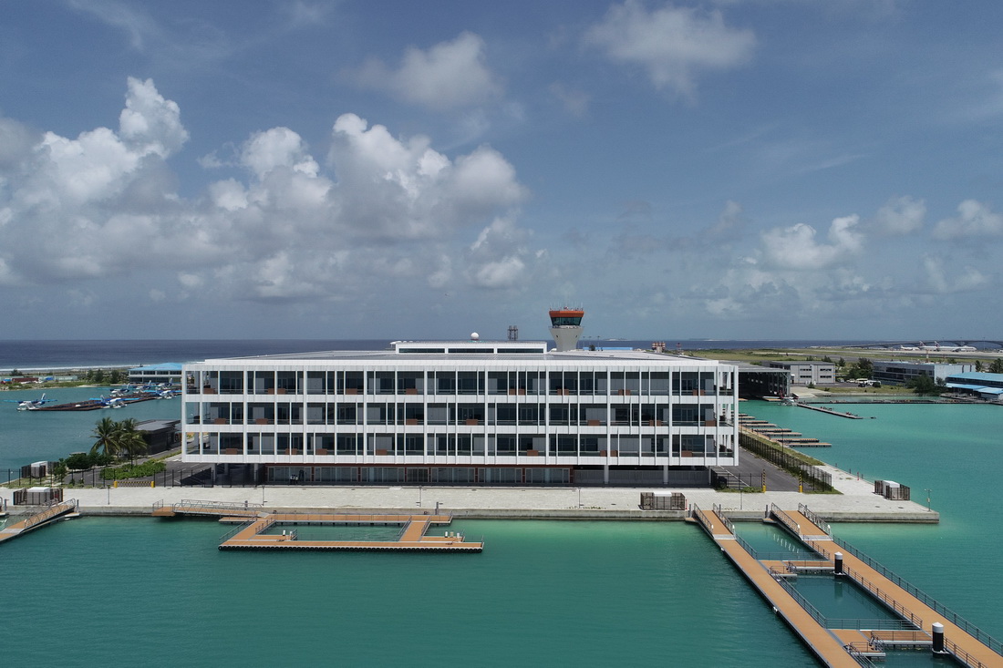 這是2021年6月30日在馬累用無人機拍攝的馬爾代夫維拉納國際機場水上飛機航站樓項目。