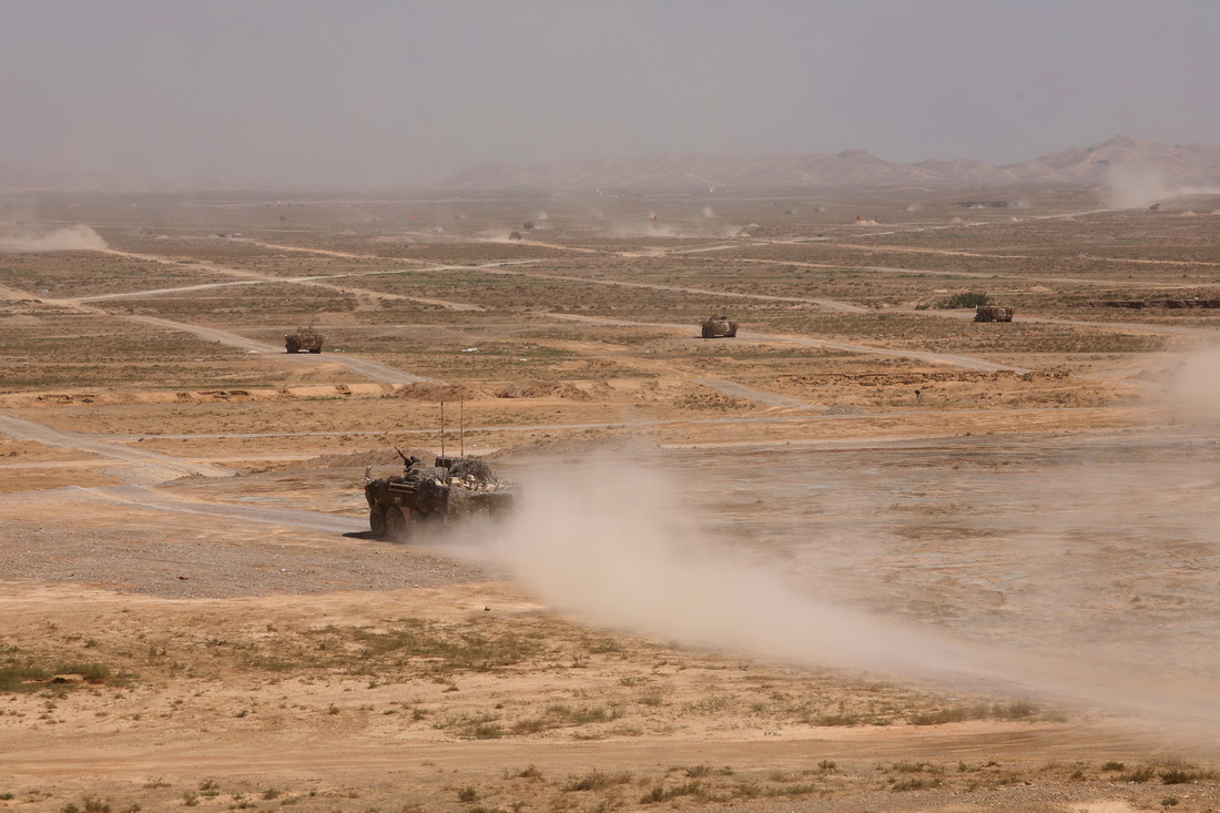 8月13日，在寧夏某合同戰術訓練基地，裝甲突擊群變換隊形向前攻擊。新華社記者 劉芳 攝