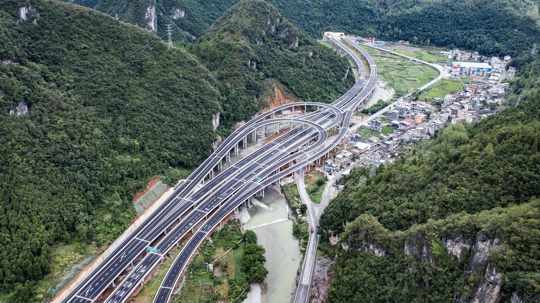 8月15日拍摄的秀印高速公路木黄互通（无人机照片）。新华社记者 陶亮 摄
