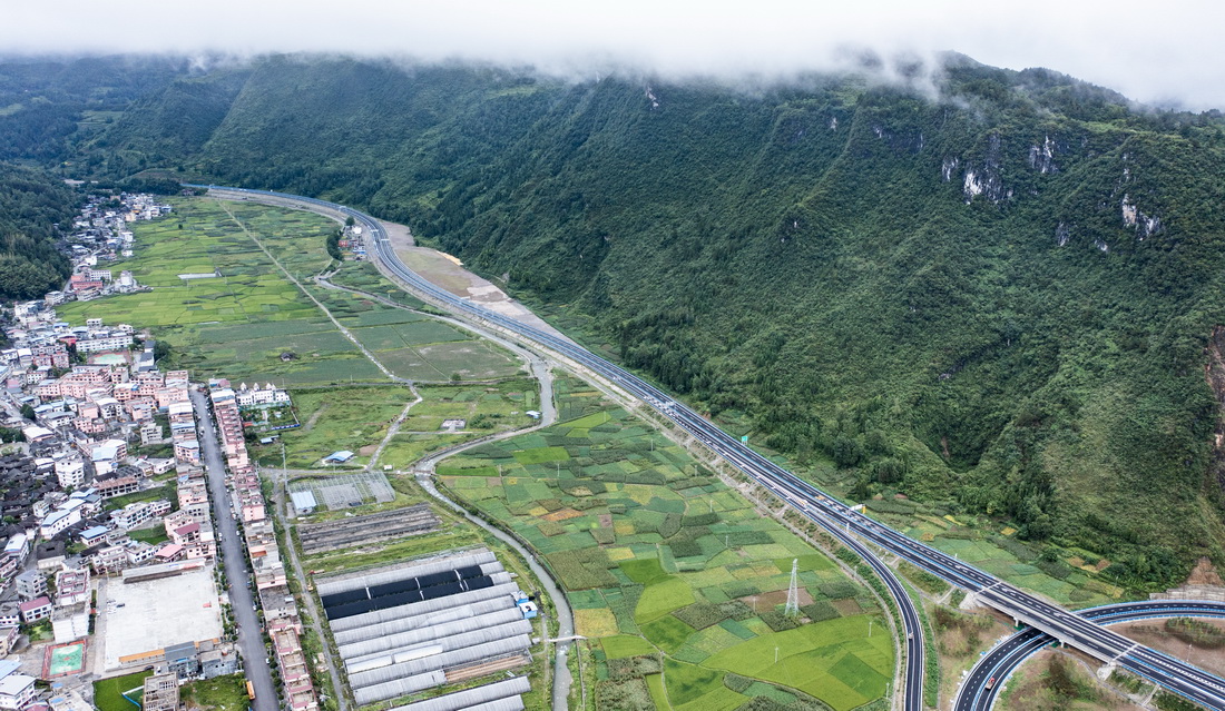 8月15日拍摄的秀印高速公路石梁至木黄路段（无人机照片）。新华社记者 陶亮 摄