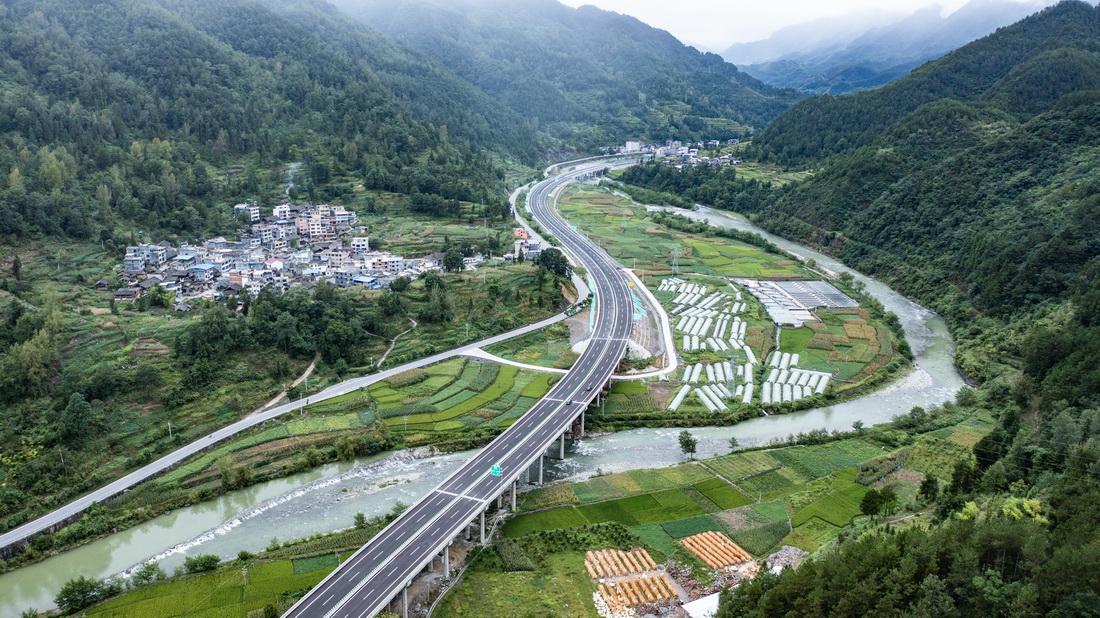 8月15日，车辆行驶在秀印高速公路木黄至梵净山路段（无人机照片）。新华社记者 陶亮 摄