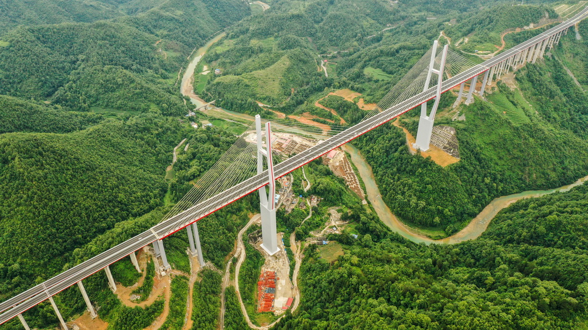 這是貴州都勻至安順高速公路雲霧大橋通車場景（2021年6月28日攝，無人機照片）。新華社記者 楊文斌 攝