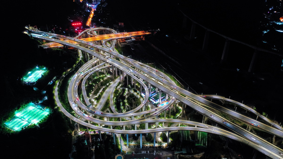 這是貴州省貴陽市黔春立交橋夜景（2021年7月21日攝，無人機照片）。新華社記者 楊文斌 攝