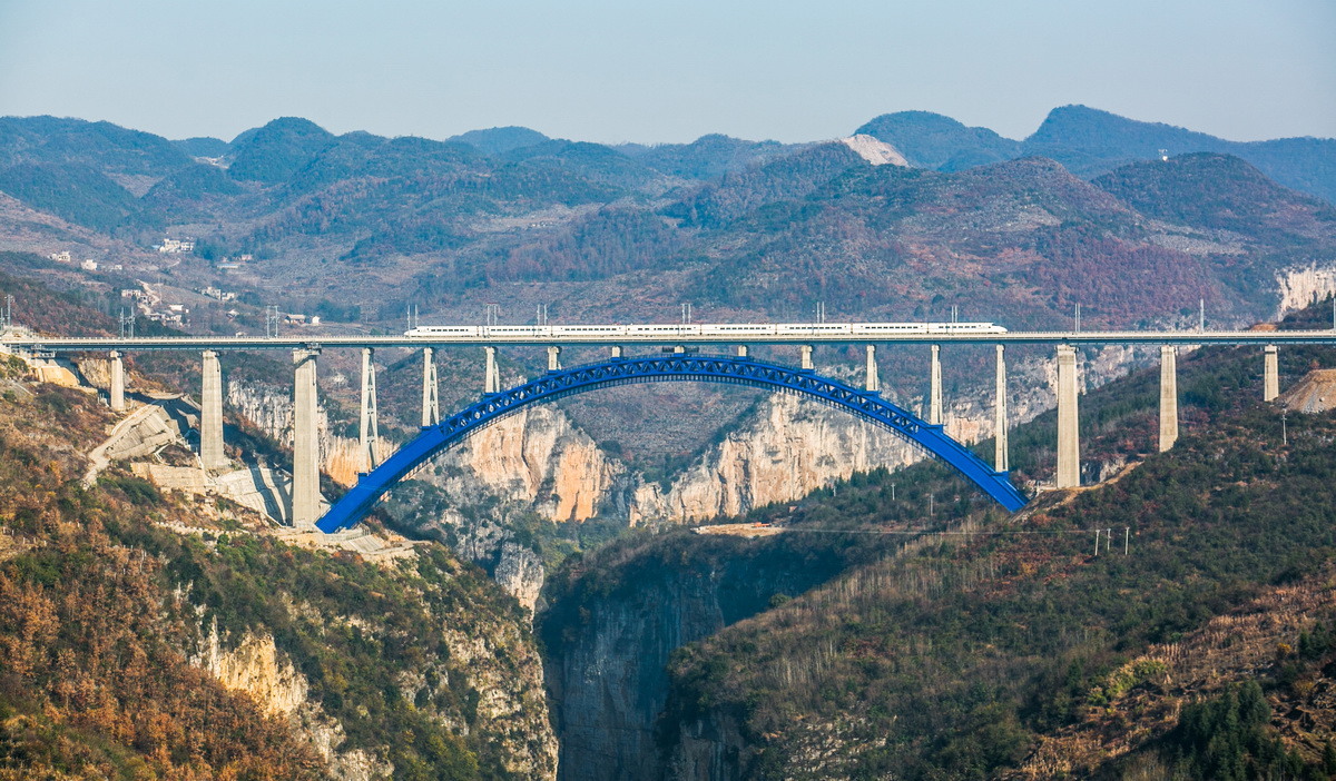 一列動車組列車從成貴高鐵西溪河大橋上駛過（2019年12月16日攝，無人機照片）。新華社記者 楊文斌 攝