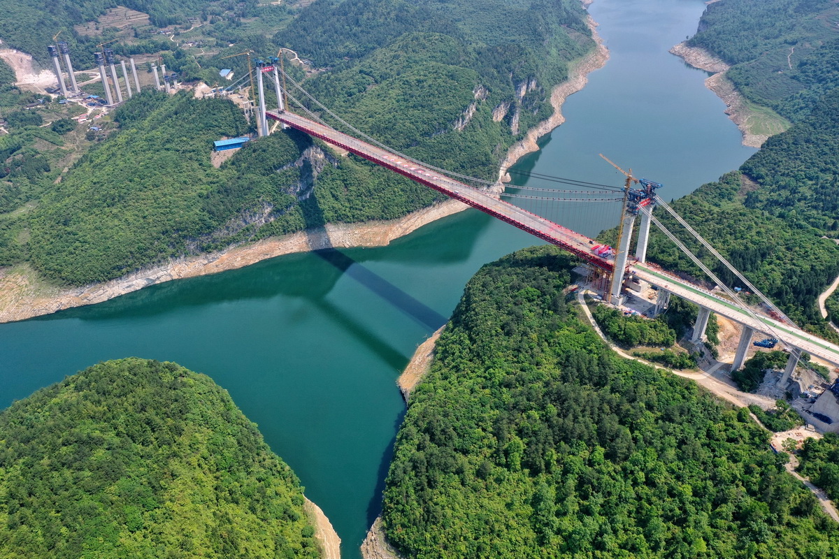 這是合龍后的遵余高速飛龍湖烏江大橋（2020年4月29日攝，無人機照片）。新華社記者 劉續 攝