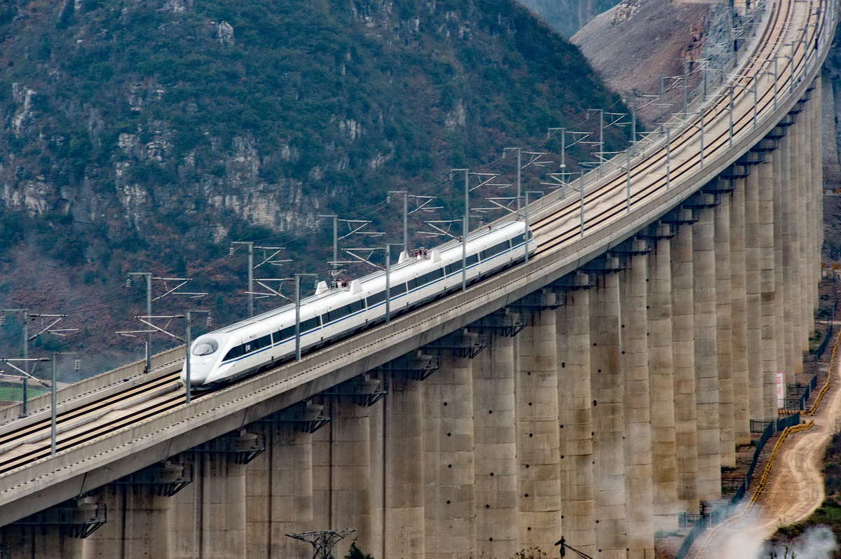 由貴陽開往昆明的G4135次列車經過貴州省安順市境內的水桶木寨特大橋（2016年12月28日攝，無人機照片）。新華社記者 劉續 攝
