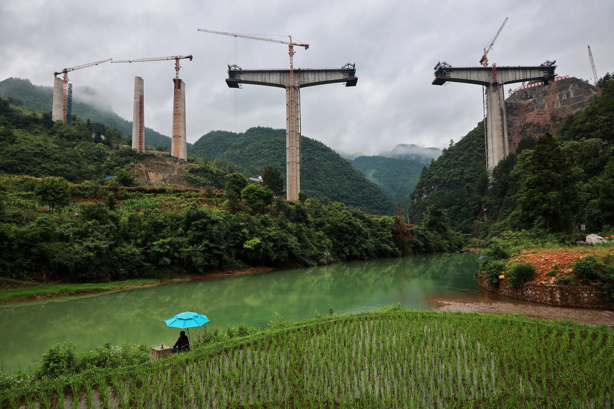 這是位於貴州省貴定縣的貴南高鐵桐子園雙線特大橋施工現場（2021年6月11日攝，無人機照片）。新華社記者 劉續 攝