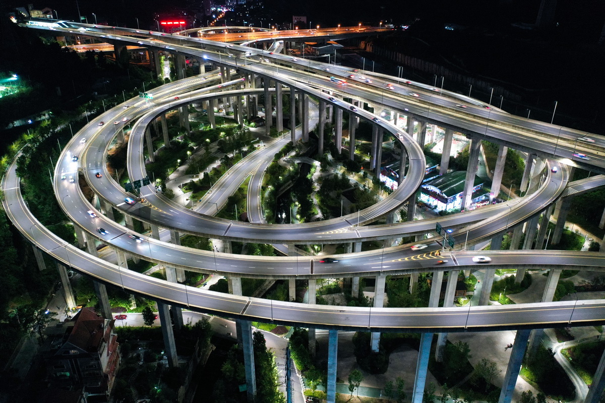 這是貴州省貴陽市黔春立交橋夜景（2021年7月21日攝，無人機照片）。新華社記者 楊文斌 攝