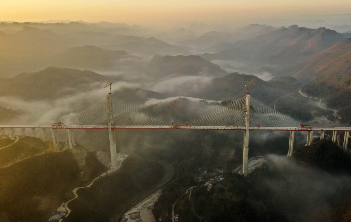 這是貴州都勻至安順高速公路雲霧大橋合龍場景（2021年1月18日攝，無人機照片）。新華社記者 楊文斌 攝
