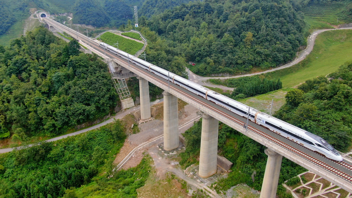 一列動車組列車駛過貴州安六高鐵彭家沖一號大橋（2020年7月7日攝，無人機照片）。新華社記者 劉續 攝