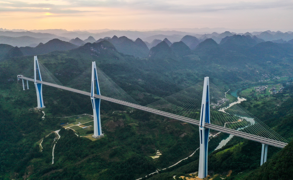 這是貴州平塘至羅甸高速公路平塘特大橋（2021年8月9日攝，無人機照片）。新華社記者 楊文斌 攝