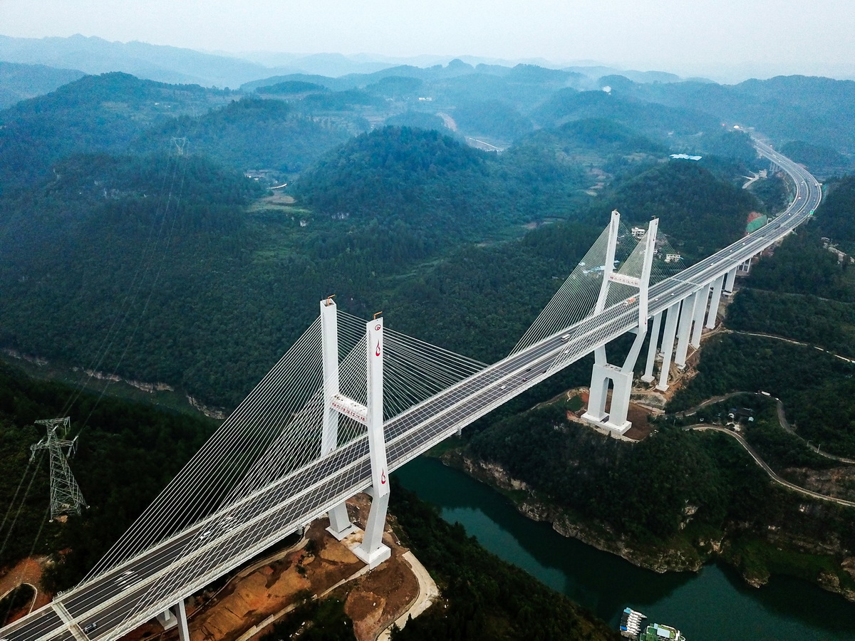這是蘭海高速貴陽至遵義復線擴容工程楠木渡烏江特大橋（2018年10月6日攝，無人機照片）。新華社記者 楊文斌 攝