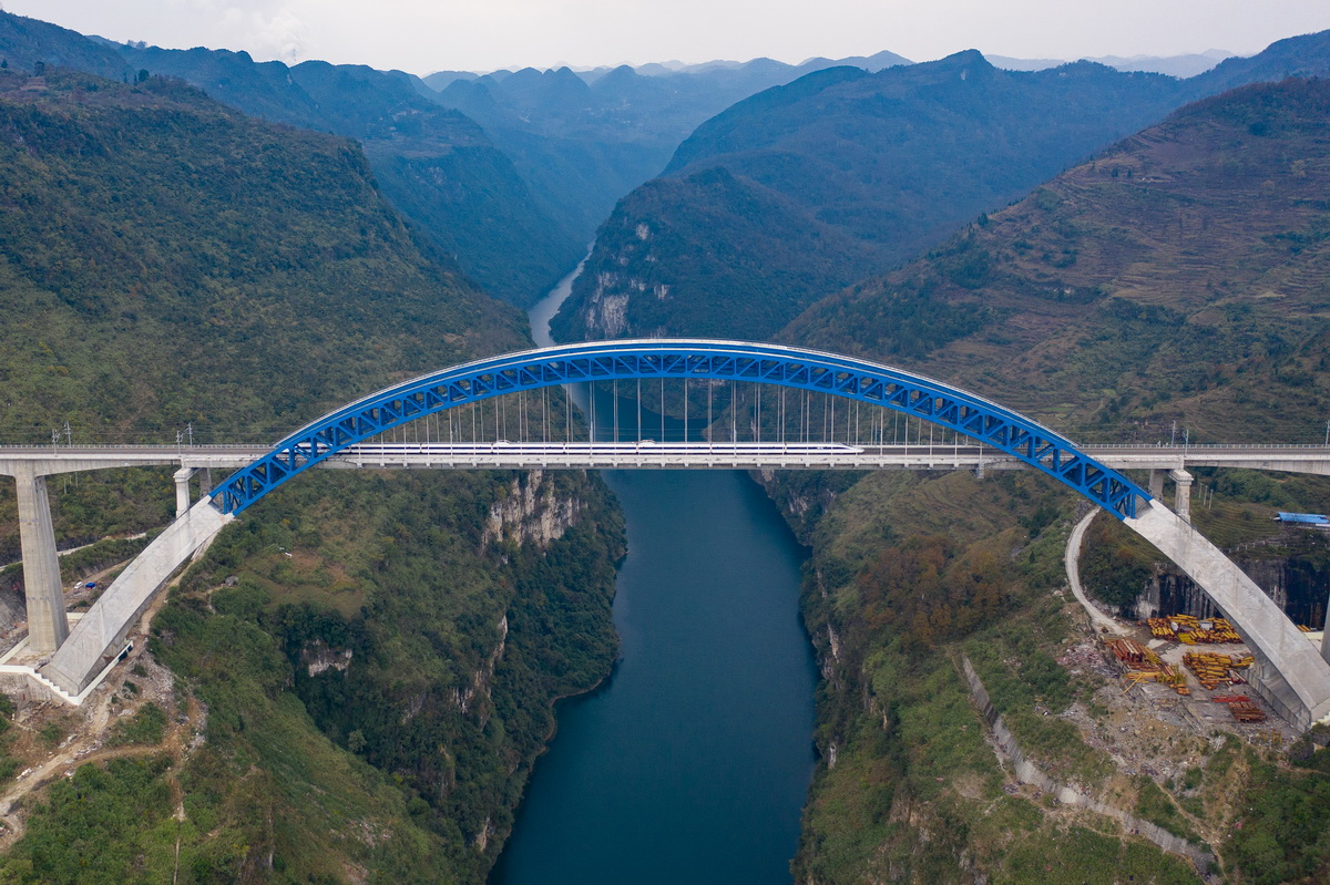 一列動車組列車駛過成貴高鐵鴨池河特大橋（2019年12月2日攝，無人機照片）。新華社記者 劉續 攝