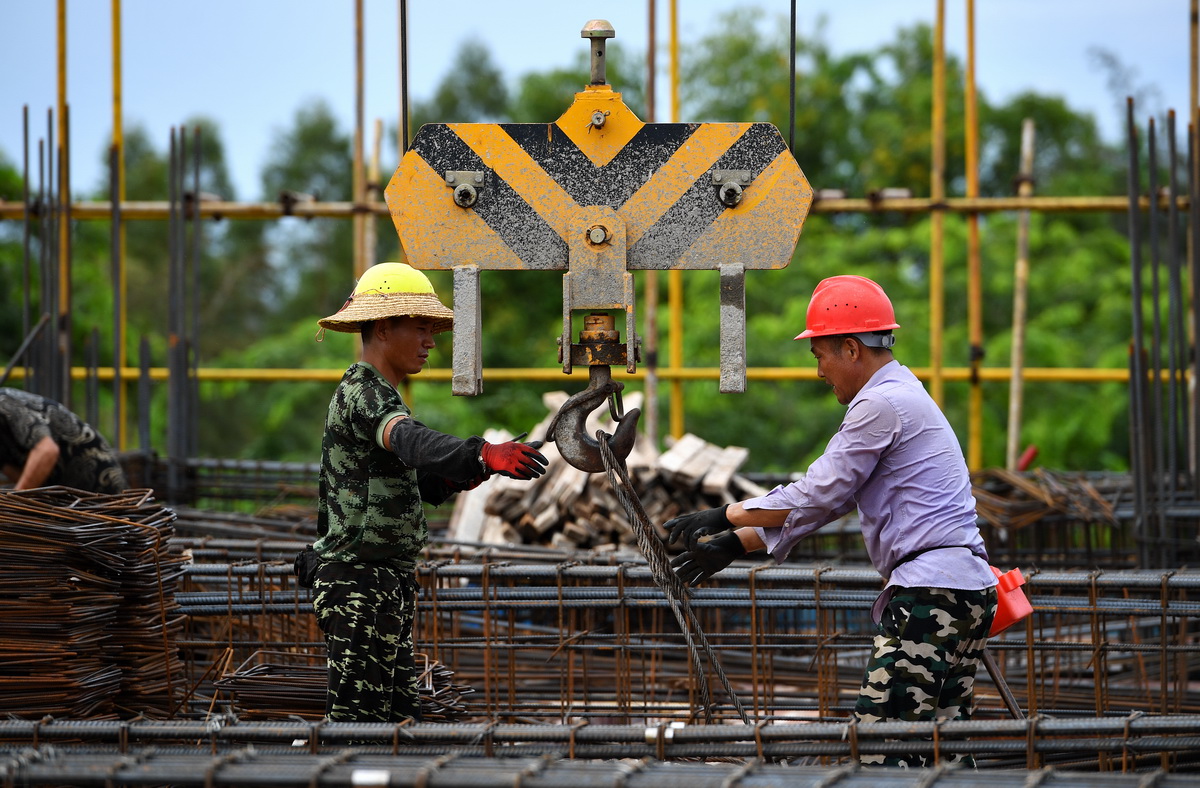 工人在文昌國際航天城產業服務中心項目工地施工（8月12日攝）。