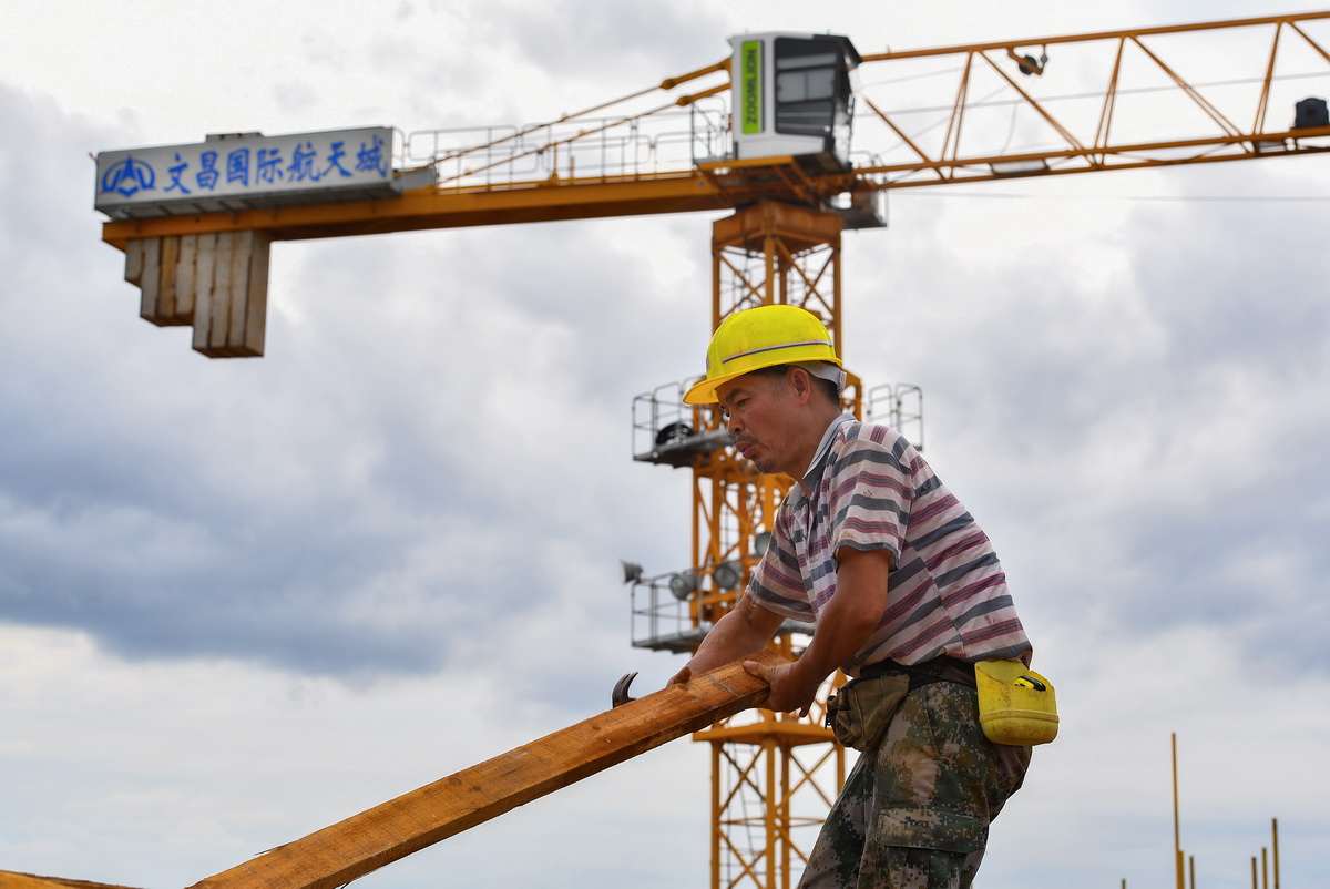 工人在文昌國際航天城產業服務中心項目工地施工（8月12日攝）。